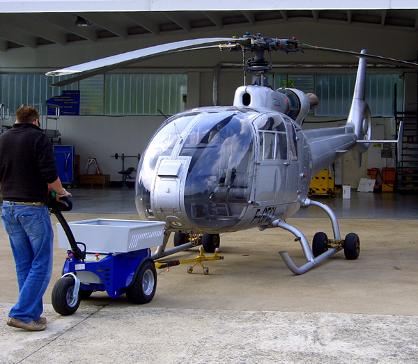 Rimorchiatore elettrico Zallys M5 per trainare elicotteri negli hangar aeroportuali